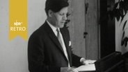 Innensenator Helmut Schidt bei einer Ansprache am Rednerpult (1964)  