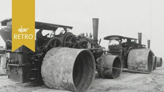 Große Walzen stehen auf einem Feld im Emsland 1964  