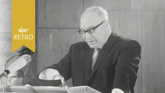 Edmund Rehwinkel, Präsident des deutschen Bauernverbandes, am Rednerpult 1964  