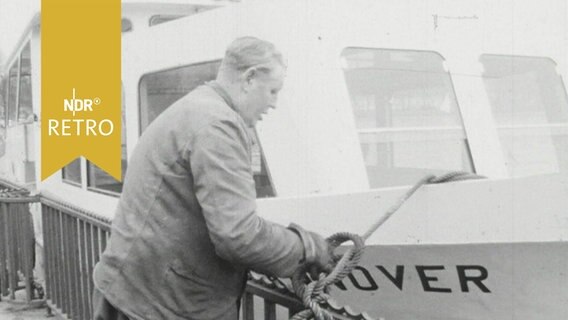 Neuer Maschseedampfer "Hannover" wird am Arthur-Menge-Ufer vertäut (1964)  