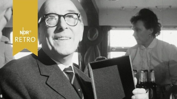 Hamburgs Kultursenator Hans-Harder Biermann-Ratjen präsentiert strahlend seinen Preis "Goldene Blend" (1964)  