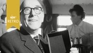 Hamburgs Kultursenator Hans-Harder Biermann-Ratjen präsentiert strahlend seinen Preis "Goldene Blend" (1964)  