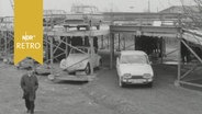 PKW parken in und auf einer sogenannten "Compact-Garage" (1964)  