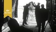 Boot wird in den Transportraum eines Frachtflugzeugs gezogen (1964)  
