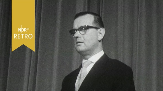 Hartwig Schlegelberger, Innenminister von Schleswig-Holstein, am Rednerpult 1964  