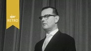 Hartwig Schlegelberger, Innenminister von Schleswig-Holstein, am Rednerpult 1964  