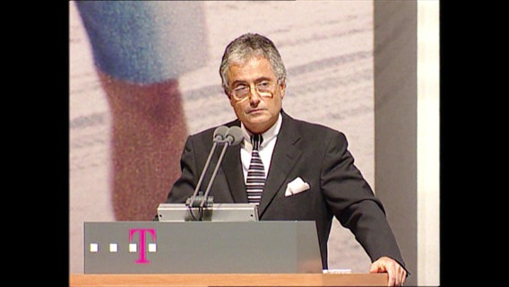 Ron Sommer an einem Rednerpult  