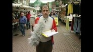 Reporter Alfons auf einem Markt  