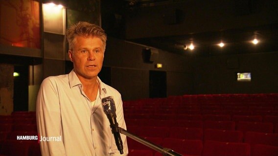 Der Geschäftsführer der Zeise-Kinos, Matthias Elwardt, in einem leeren Kinosaal.  