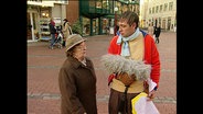 Alfons während einer Straßenumfrage  