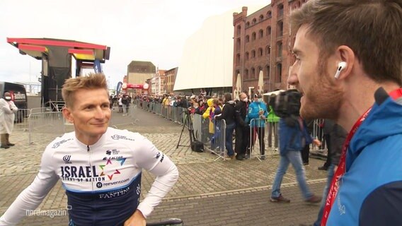 Stefan Leyh interviewt einen Radsportler.  