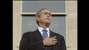 Georg W. Bush legt seine Hand auf sein Herz  