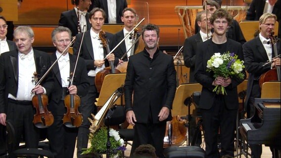 Das NDR Elbphilharmonie Orchester mit dem Dirigenten Pablo Heras-Casado und dem Pianisten Jan Lisiecki.  