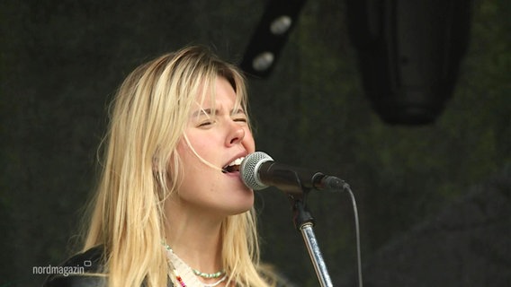 Eine Sängerin tritt auf dem Immergut-Festival auf.  