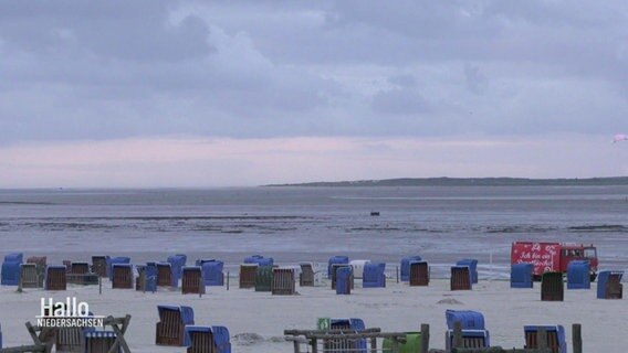 Ein Nordseestrand mit Strandkörben.  