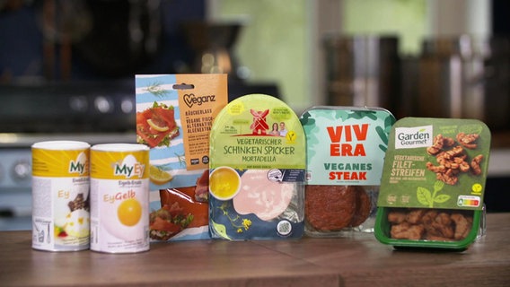 Vegane und vegetarische Produkte verschiedener Marken stehen nebeneinander.  