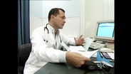 Ein Arzt am Schreibtisch  