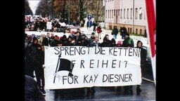 Rechtsextreme tragen Banner "Sprengt die Ketten. Freiheit für Kay Diesner"  