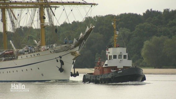 Das Segelschulschiff "Gorch Fock" wird von einem Schlepper gezogen.  