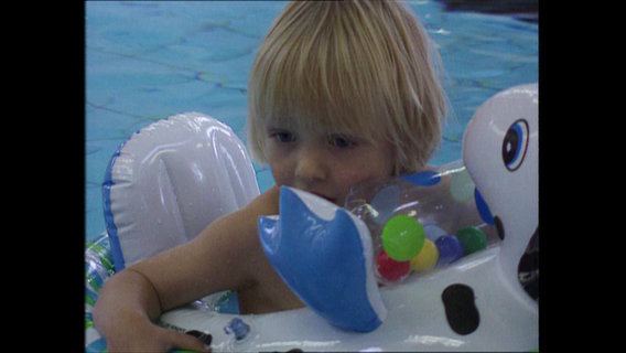 Kind mit Schwimmring im Pool © NDR 