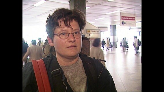 Eine Frau wird befragt  