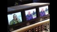 Journalisten auf Bildschirmen © NDR 
