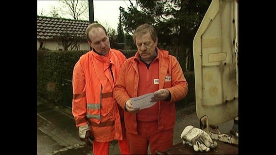 Arbeiter der Müllabfuhr vor ihrem Wagen © NDR 