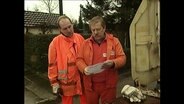 Arbeiter der Müllabfuhr vor ihrem Wagen © NDR 