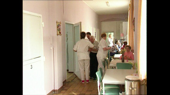Menschen in einem Altersheim  