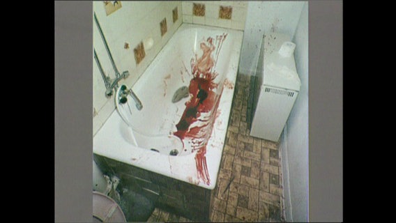 Eine Badewanne mit Blutspritzern  