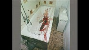 Eine Badewanne mit Blutspritzern  