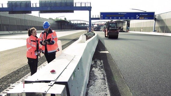 Auf der A7 bei Hamburg wird neuer Flüsterasphalt verlegt.  