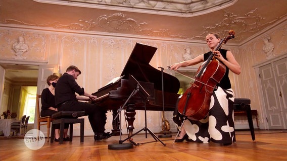 Sol Gabetta spielt Cello und wird am Klavier begleitet von Kristian Bezuidenhout.  