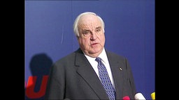 Helmut Kohl spricht in Mikrofone  