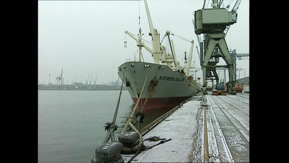 Ein Schiff liegt in einem Hafen  