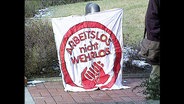 Banner mit der Aufschrift "Arbeitslos nicht wehrlos"  