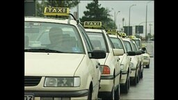 Mehrere Taxis stehen hintereinander  