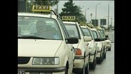 Mehrere Taxis stehen hintereinander  