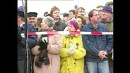 Menschen stehen vor einem Absperrband © NDR 