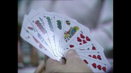 Skat-Karten in einer Hand  