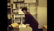 Die SPD-Abgeordnete Nina Hauer packt Kartons  