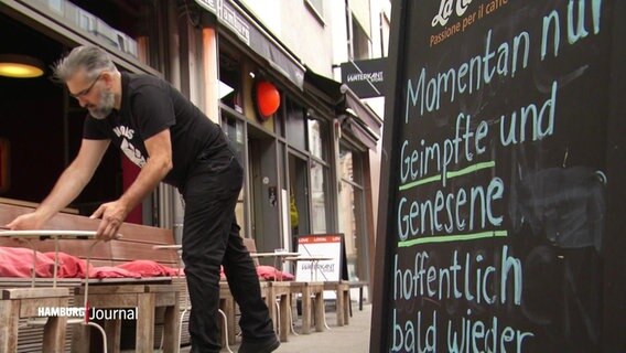 Der Besitzer der Bar "Laundrette" in Hamburg-Ottensen  