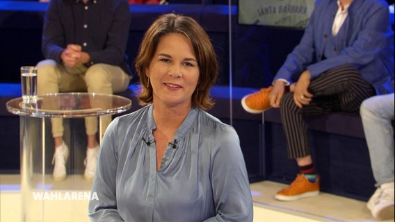 Annalena Baerbock steht in der Kulturwerft in Lübeck während der Sendung ARD Wahlarena.  