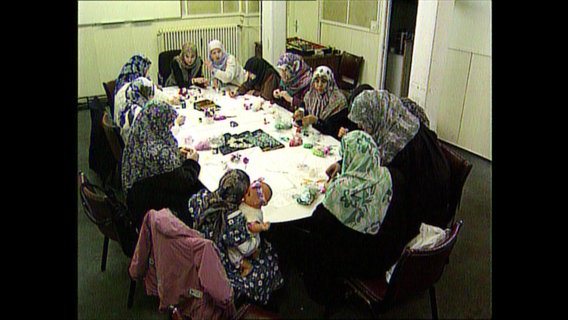 Frauen basteln in der Hamburger Zentralmoschee  