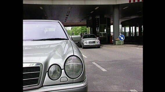 Zwei Autos der Marke Mercedes  