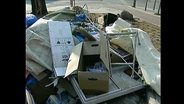 Ein Müllberg am Straßenrand  