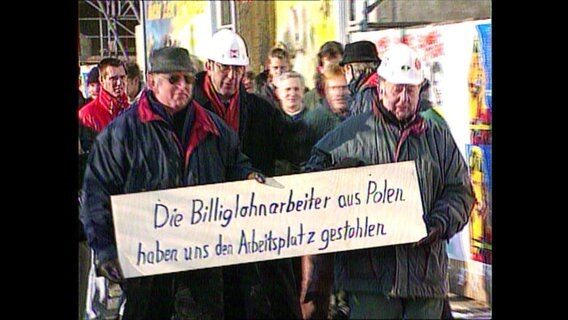 Demo-Plakat "Die Billiglohnarbeiter aus Polen haben uns den Arbeitsplatz gestohlen"  