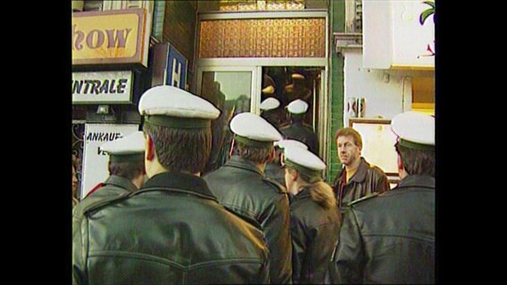 Polizisten vor dem Gästehaus Kabul  