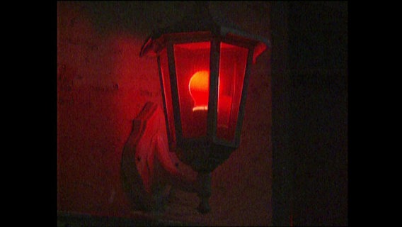 Eine Rotlichtlampe  