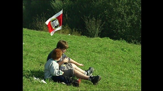 Kinder mit einer NPD Flagge  
